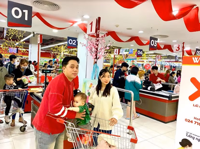 Không khí mua sắm nhộn nhịp dịp cuối năm tại hệ thống siêu thị của Vincom. Không khí mua sắm nhộn nhịp dịp cuối năm tại hệ thống siêu thị của Vincom.