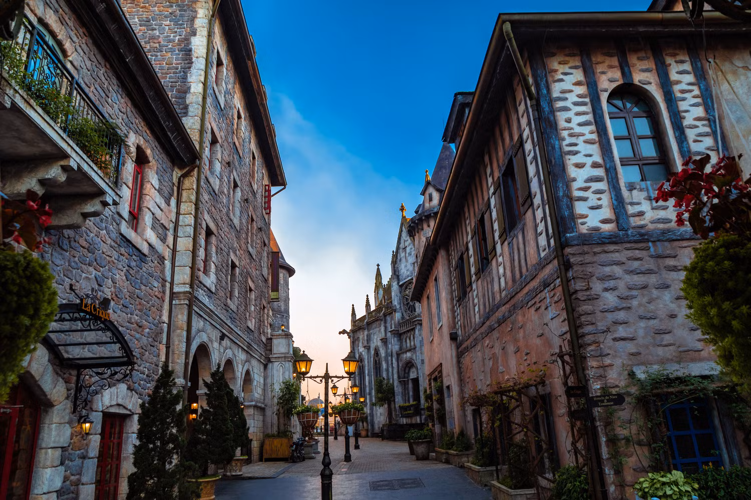 Vẻ đẹp lãng mạn của khách sạn Mercure Danang French Village Ba Na Hills.jpg