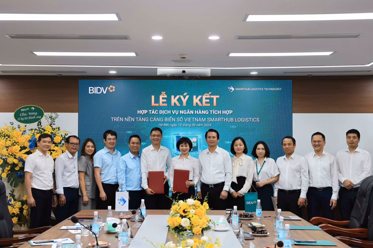 Bà Đỗ Thị Thanh Huyền - Giám đốc Ban Chính sách sản phẩm bán buôn BIDV và ông Nguyễn Anh Việt - Tổng giám đốc Công ty SLT - ký kết Biên bản ghi nhớ.JPG