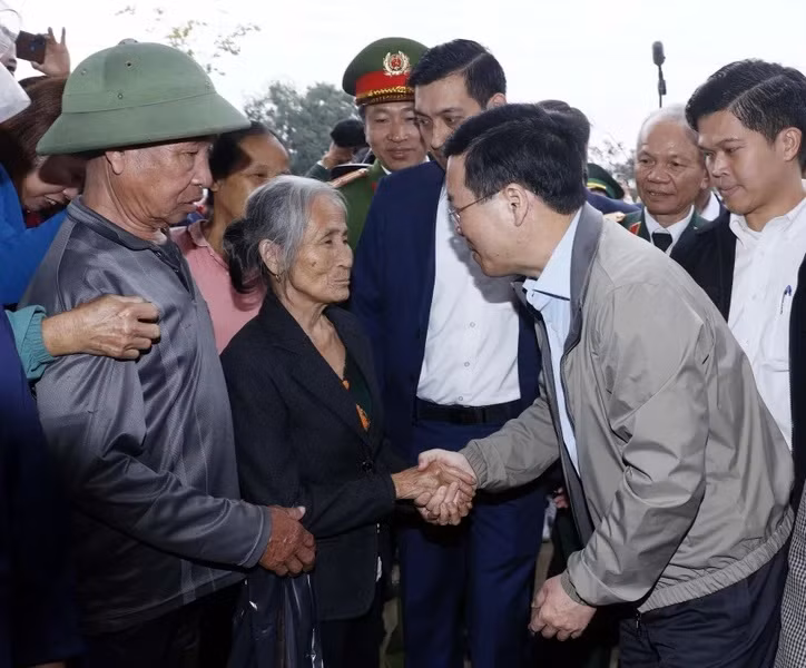 Chủ tịch nước Võ Văn Thưởng với nhân dân xã Thanh Thủy. (Ảnh: TTXVN)