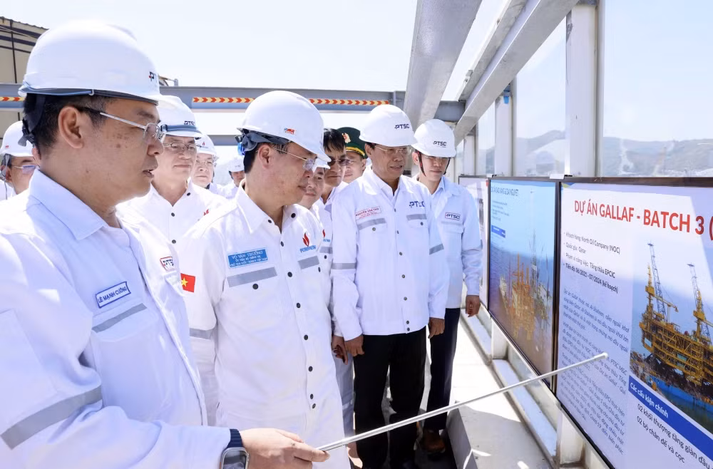 Chủ tịch nước Võ Văn Thưởng nghe lãnh đạo PTSC giới thiệu về cảng và hoạt động của Tổng Công ty.