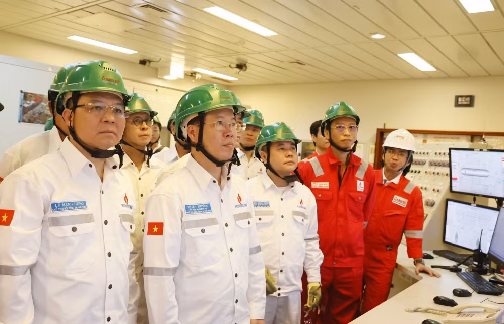 Chủ tịch nước Võ Văn Thưởng và đoàn công tác tham quan phòng điều khiển của Giàn khoan Trung tâm.