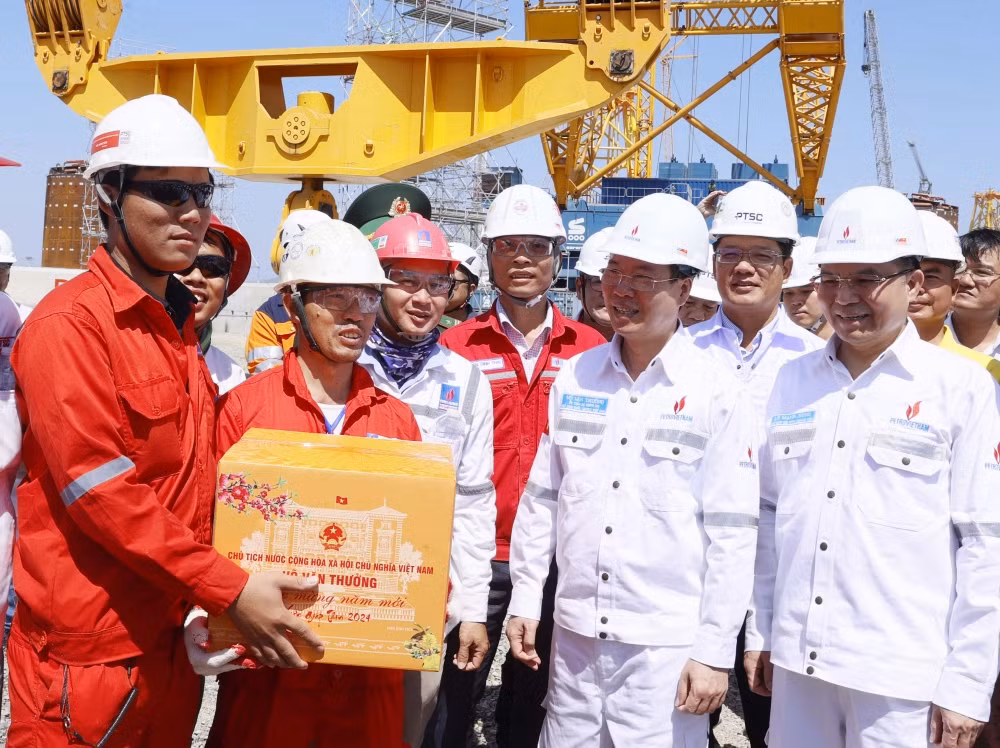 Chủ tịch nước Võ Văn Thưởng thăm, chúc Tết, tặng quà người lao động PTSC.