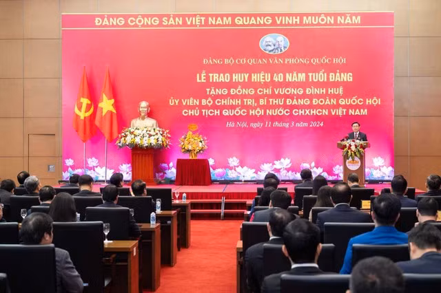 Lễ trao Huy hiệu 40 năm tuổi Đảng tặng đồng chí Vương Đình Huệ - Ủy viên Bộ Chính trị, Bí thư Đảng đoàn Quốc hội, Chủ tịch Quốc hội. Ảnh: VGP/ĐH