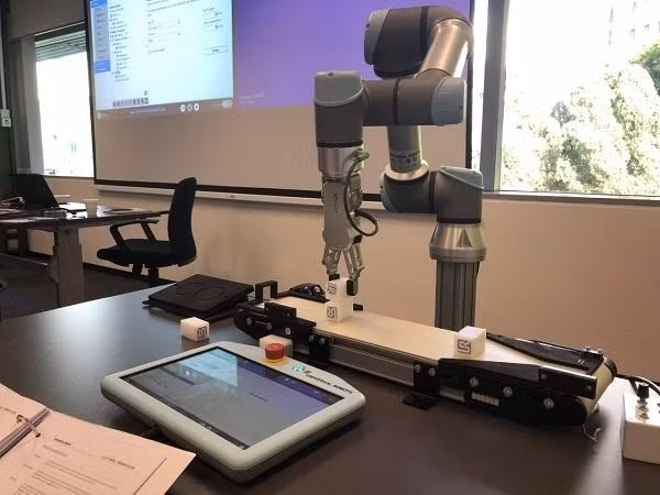 Chế tạo, lập trình robot cho các công ty lớn về kỹ thuật điều khiển và tự động hóa.