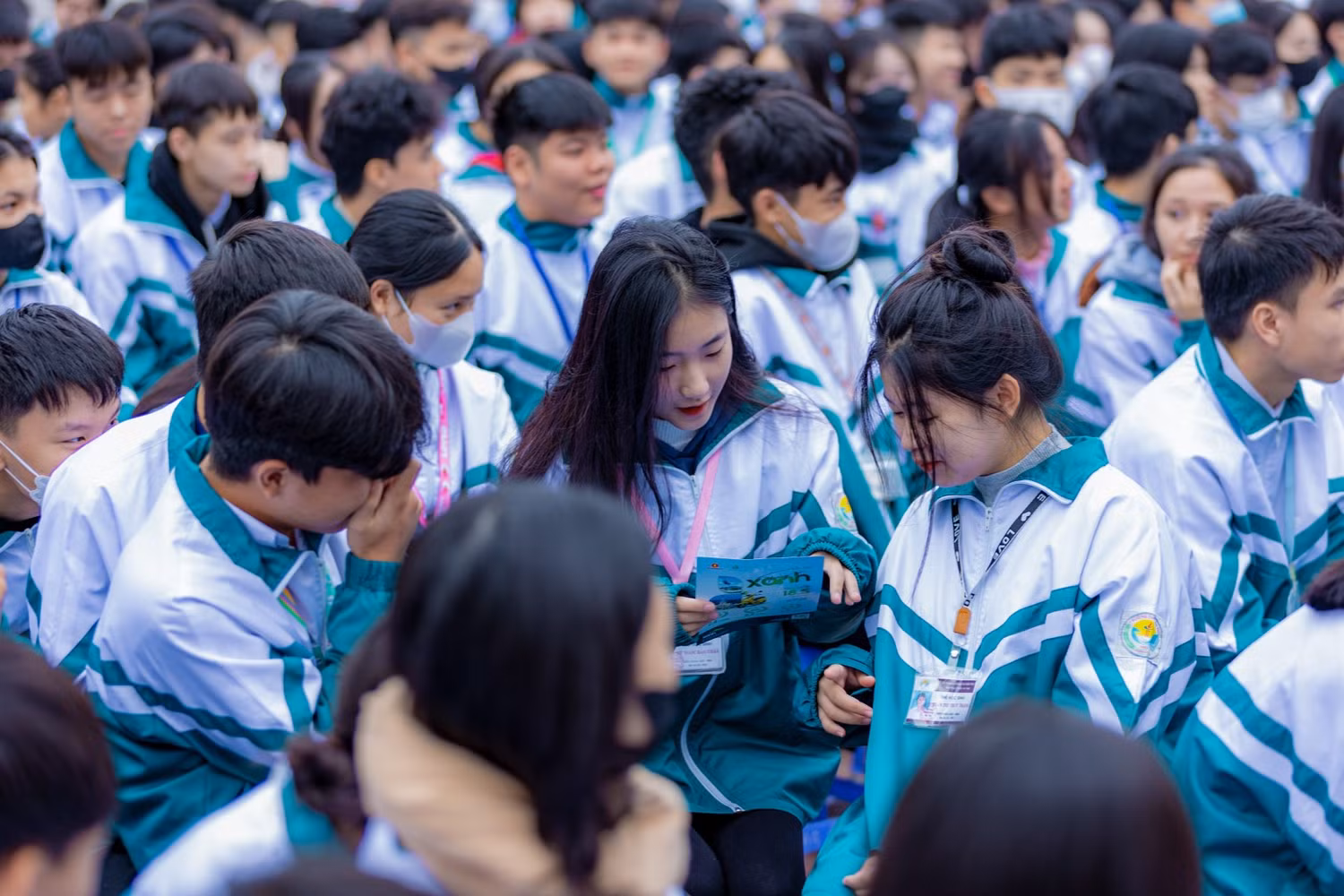 Các bạn học sinh Trường Trung học phổ thông Ân Thi (Hưng Yên) chăm chú tìm hiểu thông tin cuộc thi. Các bạn học sinh Trường Trung học phổ thông Ân Thi (Hưng Yên) chăm chú tìm hiểu thông tin cuộc thi.