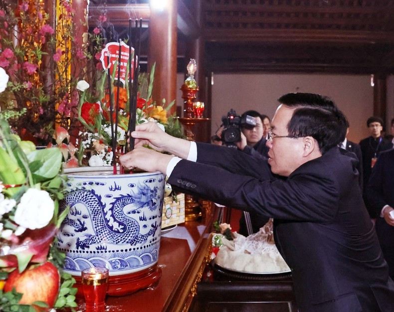 Chủ tịch nước Võ Văn Thưởng dâng hương tại Khu lưu niệm Anh hùng dân tộc, Danh nhân văn hóa thế giới Nguyễn Trãi. (Ảnh:TTXVN)