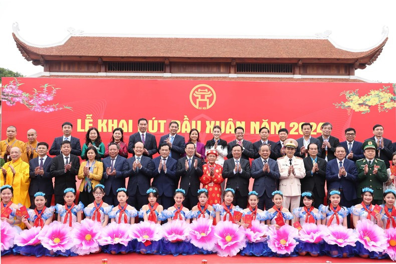 Chủ tịch nước Võ Văn Thưởng dự lễ khai bút đầu xuân tại Khu lưu niệm Anh hùng dân tộc, Danh nhân văn hóa thế giới Nguyễn Trãi. (Ảnh: TTXVN)