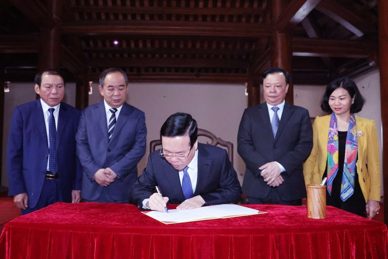 Chủ tịch nước Võ Văn Thưởng ghi lưu bút tại Khu lưu niệm Anh hùng dân tộc, Danh nhân văn hóa thế giới Nguyễn Trãi. (Ảnh: TTXVN)