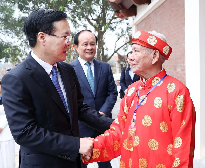 Chủ tịch nước Võ Văn Thưởng với cụ Nguyễn Thông, Hậu duệ đời thứ 18 dòng họ Anh hùng dân tộc, Danh nhân văn hóa thế giới Nguyễn Trãi. (Ảnh: TTXVN)