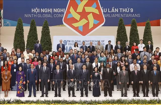 Chủ tịch Quốc hội Vương Đình Huệ, Thường trực Ban Bí thư Trương Thị Mai cùng các đại biểu chụp ảnh chung, tại Lễ khai mạc Hội nghị Nghị sĩ trẻ toàn cầu lần thứ 9.