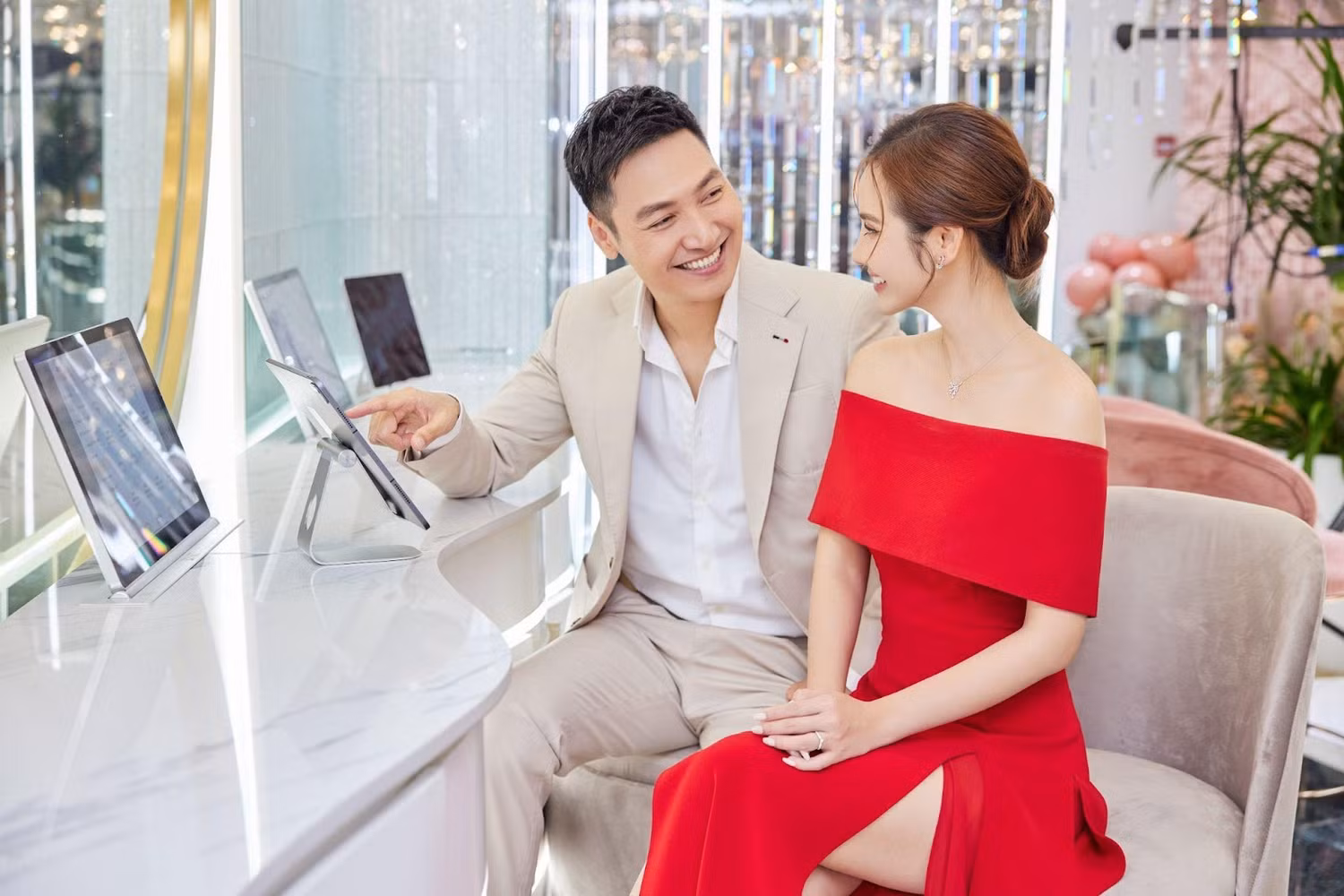 Cặp đôi cùng nhau trải nghiệm mua sắm trang sức thông minh độc đáo tại DOJI SMART.