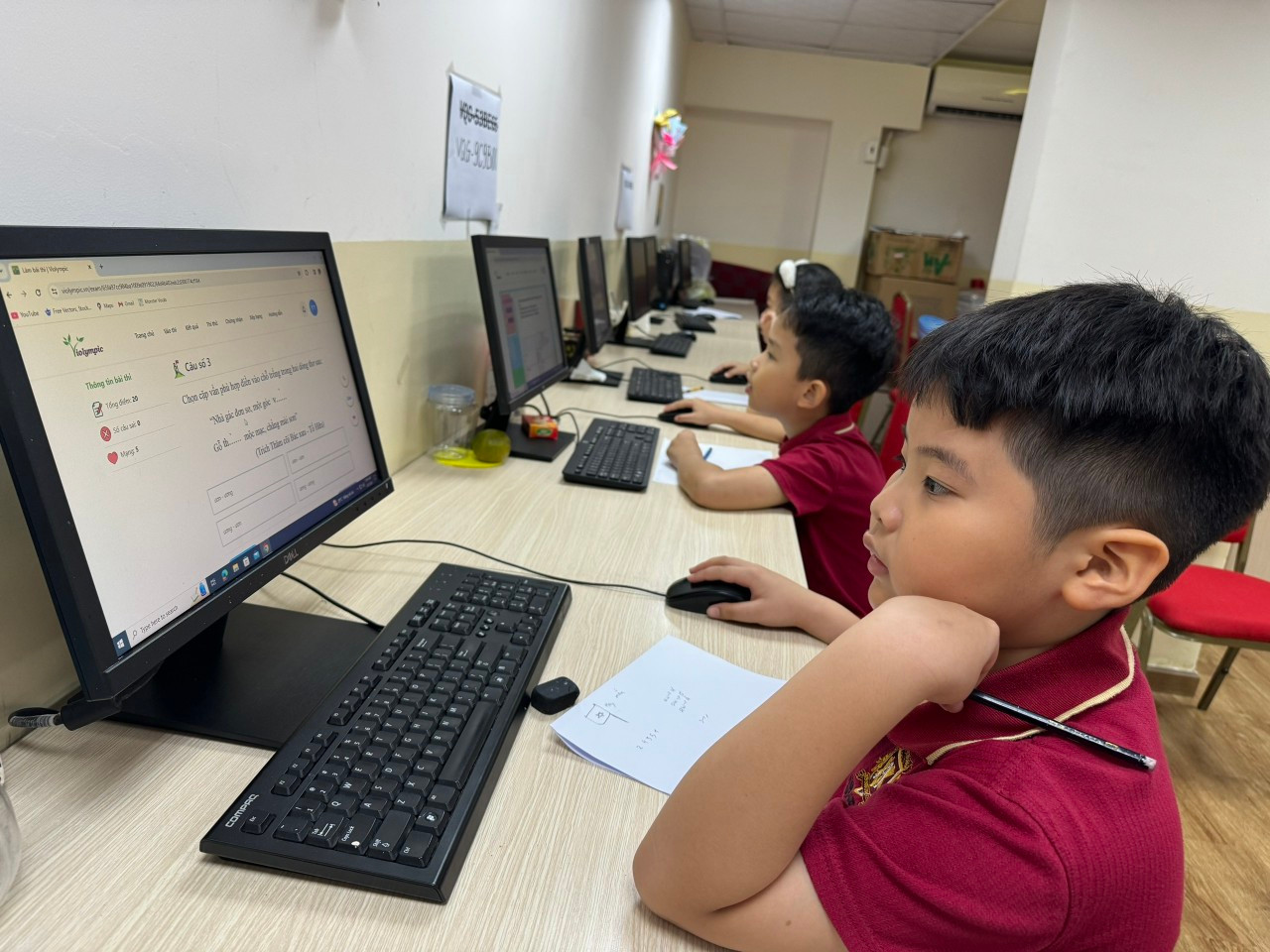 Học sinh tham gia thi dưới sự giám sát trực tuyến và quay phát âm thanh hình ảnh từ Ban tổ chức.