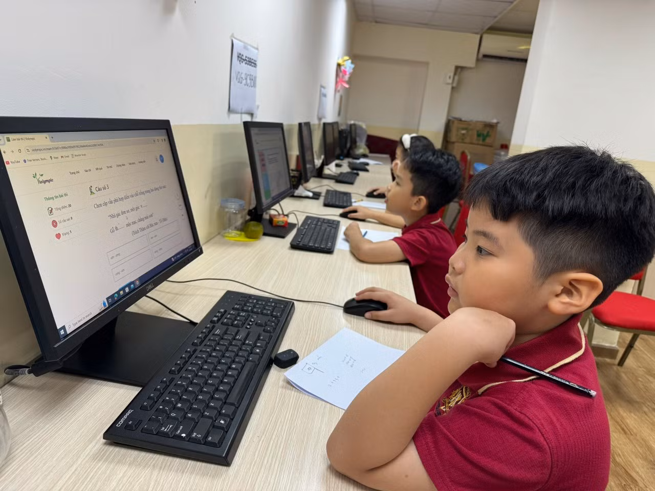 Học sinh tham gia thi dưới sự giám sát trực tuyến và quay phát âm thanh hình ảnh từ Ban tổ chức.