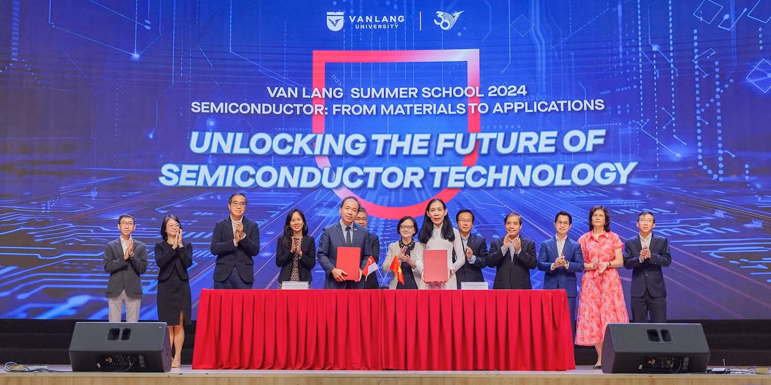 Giáo sư Aaron Thean, Phó Chủ tịch (Học thuật) - Hiệu trưởng Đại học Quốc gia Singapore (NUS), và Phó Giáo sư Tiến sĩ Trần Thị Mỹ Diệu - Hiệu trưởng Trường Đại học Văn Lang ký kết MOU.