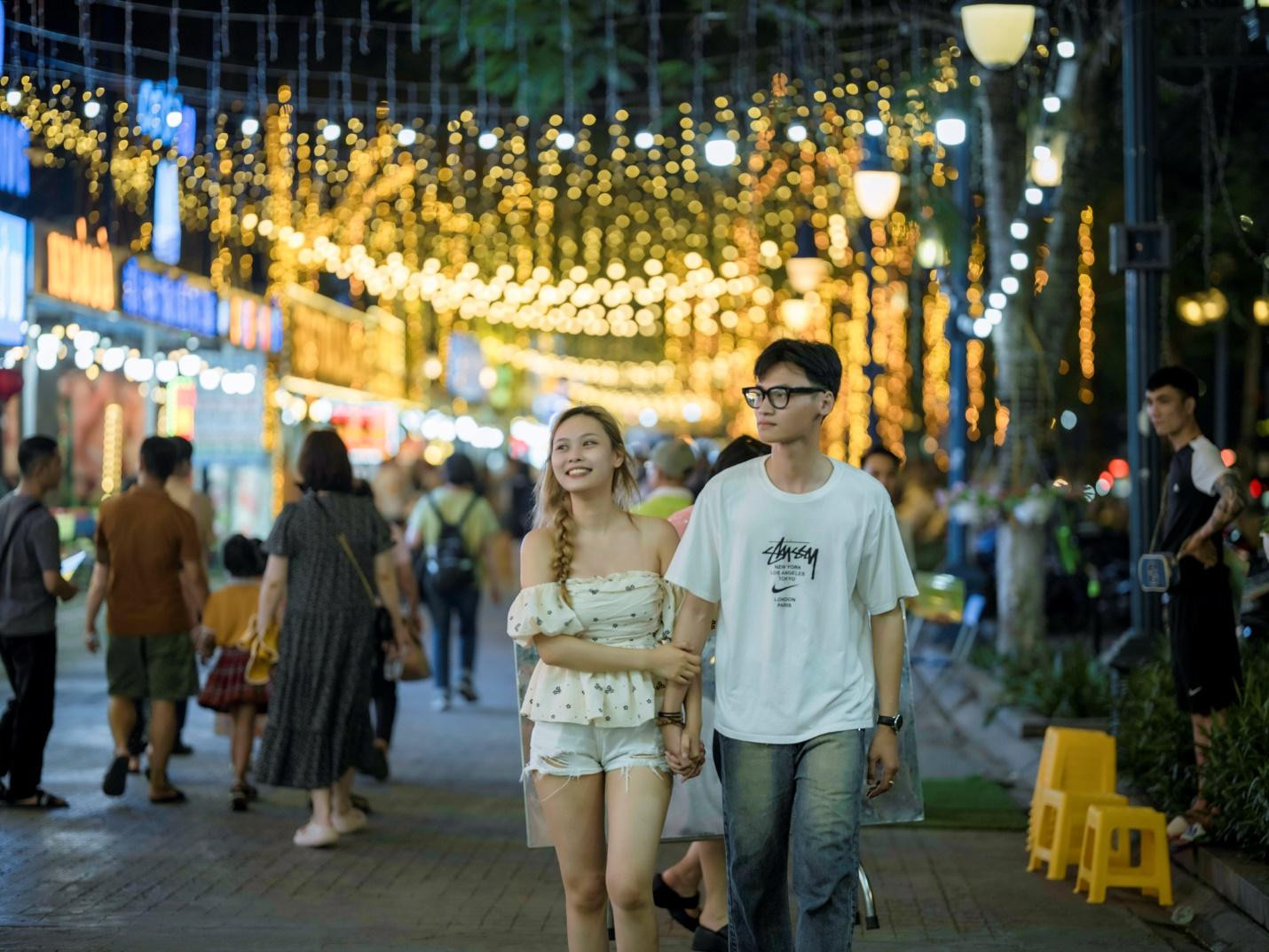 Dạo bước trên con đường rực rỡ của phố đêm lên đèn.