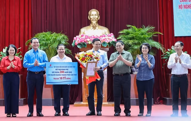 Thủ tướng trao tặng kinh phí cho 200 hộ gia đình (trị giá 10 tỷ đồng) để xóa nhà tạm, nhà dột nát. Ảnh: VGP/Nhật Bắc Thủ tướng trao tặng kinh phí cho 200 hộ gia đình (trị giá 10 tỷ đồng) để xóa nhà tạm, nhà dột nát. Ảnh: VGP/Nhật Bắc