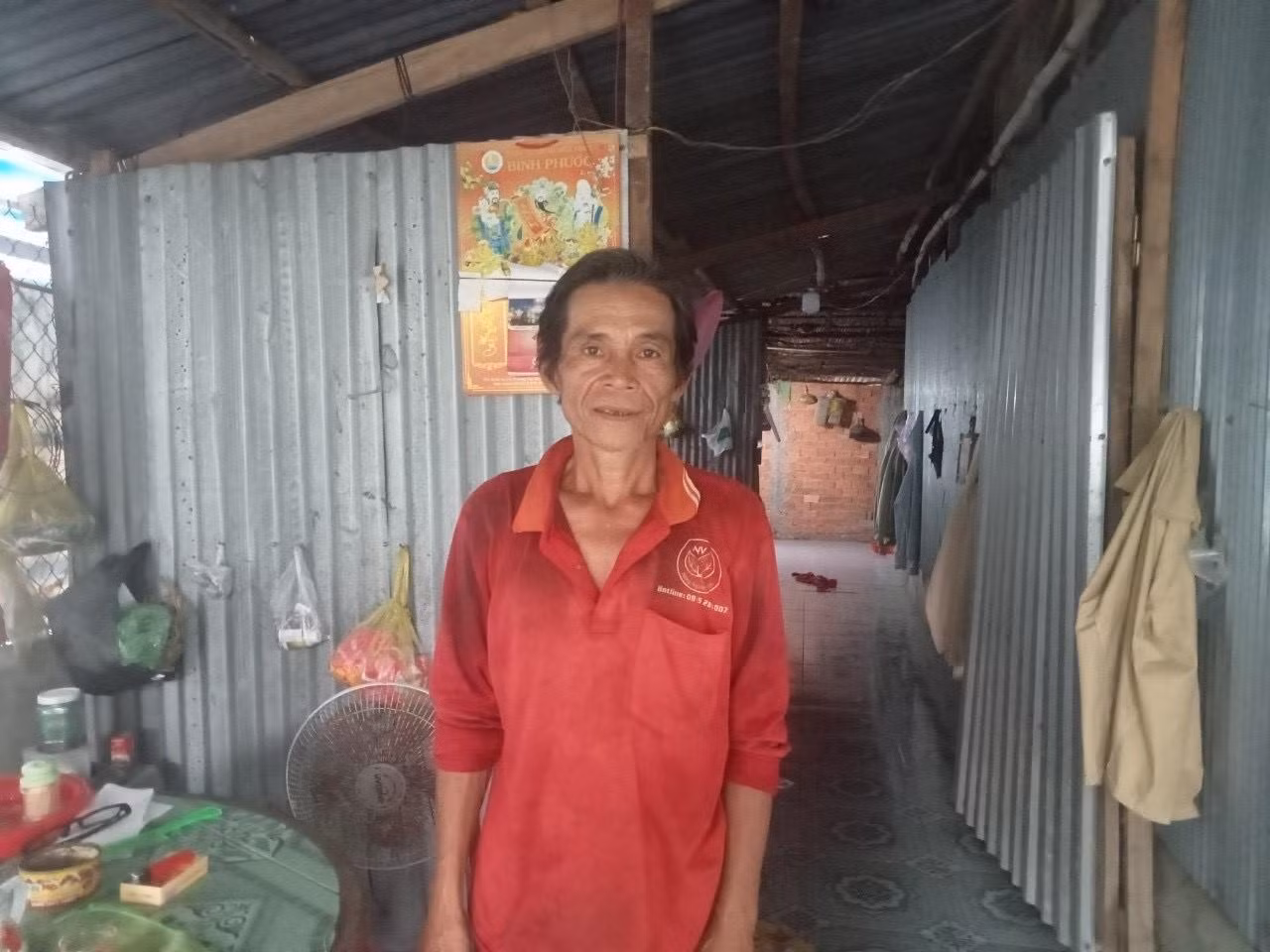 Ông Dương Văn Cam vui mừng khi có cơ hội thay đổi cuộc sống nhờ số tiền 100 triệu đồng nhận được từ Trà Xanh Không Độ. (Ảnh NVCC).