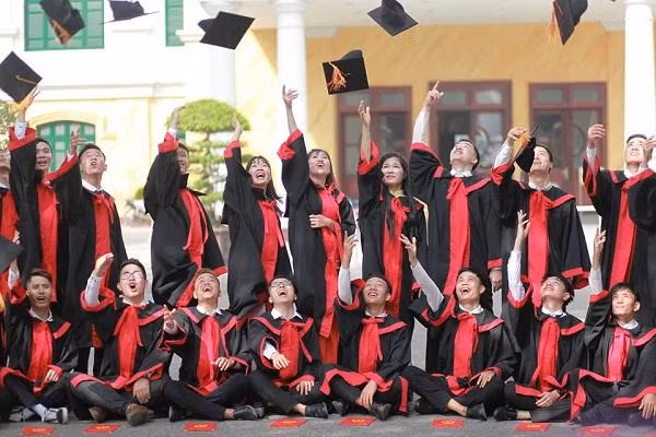 Sinh viên chuyên ngành Tự động hóa Khóa 59 chụp ảnh trong Lễ tốt nghiệp.