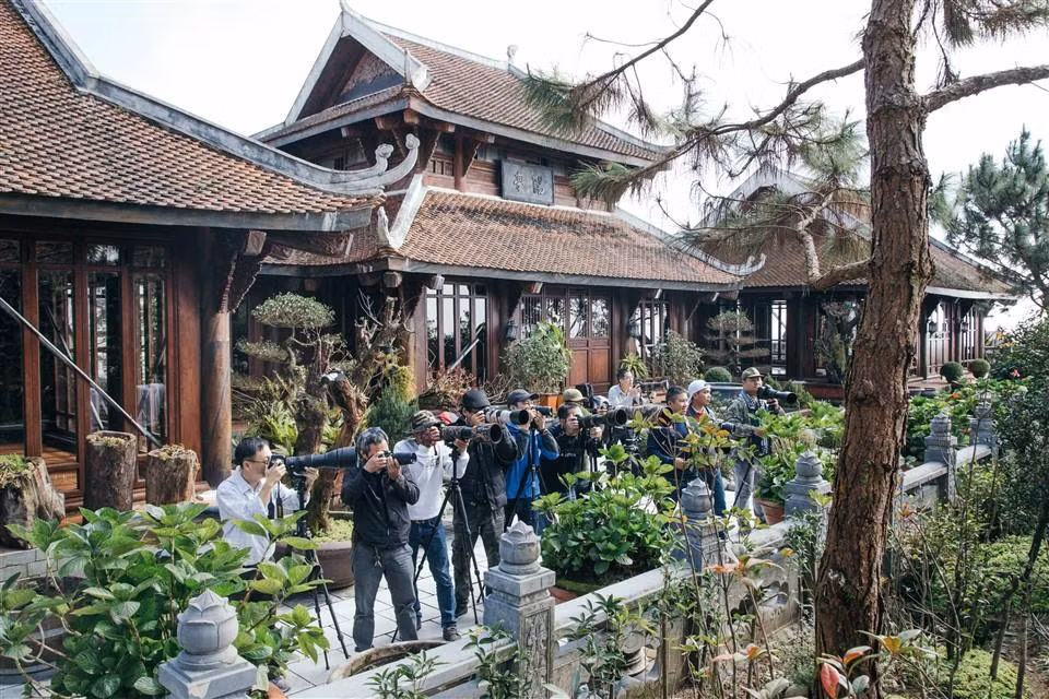 Năm nào cũng vậy, mỗi dịp xuân về, những người yêu hoa Đào chuông và giới nhiếp ảnh gia cũng không bỏ lỡ cơ hội để săn những bức hình đẹp về loài hoa biểu tượng của Bà Nà Hills.