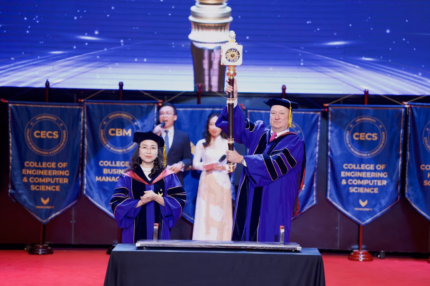 Lễ rước quyền trượng với sự dẫn dắt của Chủ tịch Hội đồng trường Lê Mai Lan và Hiệu trưởng David Bangsberg.