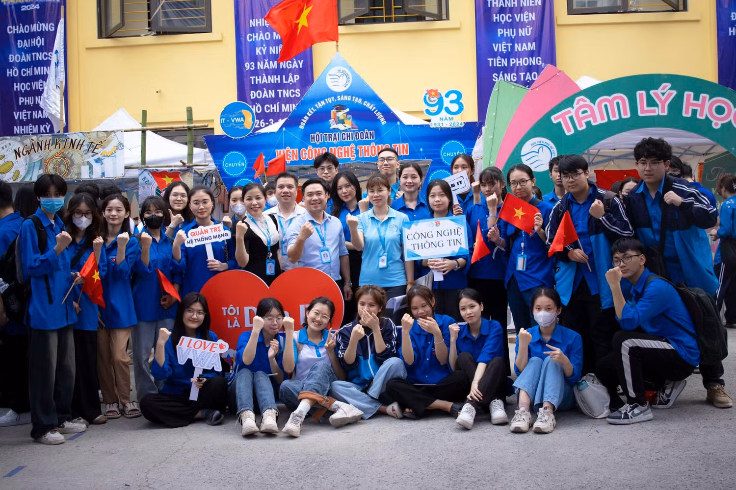 Giảng viên và sinh viên ngành Công nghệ thông tin, Học viện Phụ nữ Việt Nam.