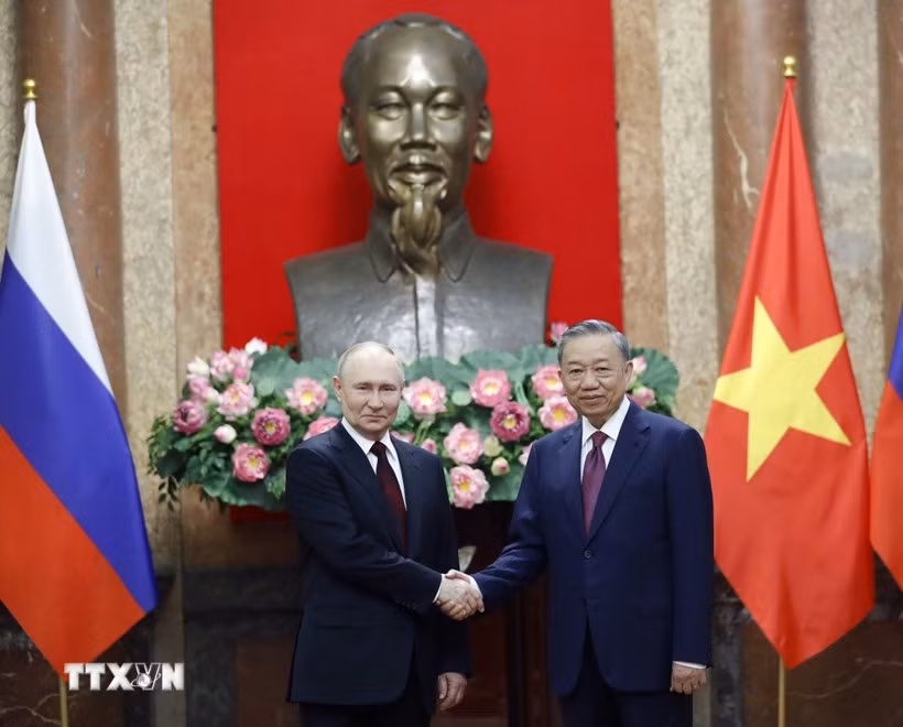 Chủ tịch nước Tô Lâm và Tổng thống Liên bang Nga Vladimir Putin chụp ảnh chung. (Ảnh: Nhan Sáng/TTXVN)