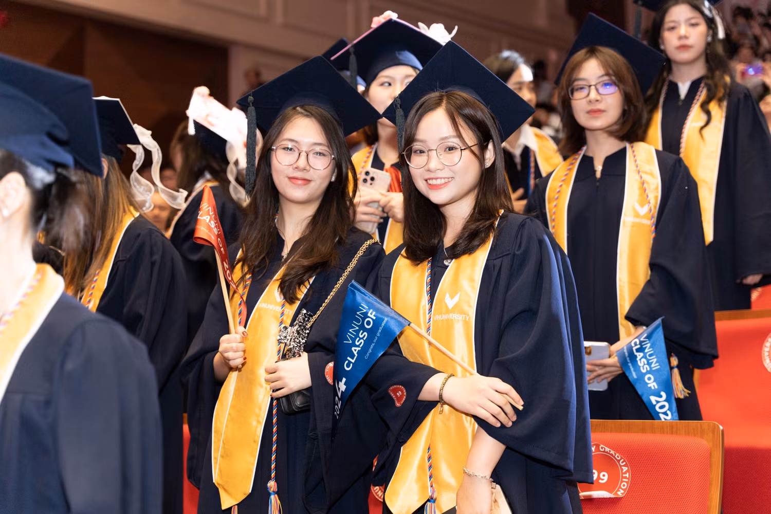 Các tân khoa hân hoan sẵn sàng bước vào cuộc sống mới phía sau giảng đường.