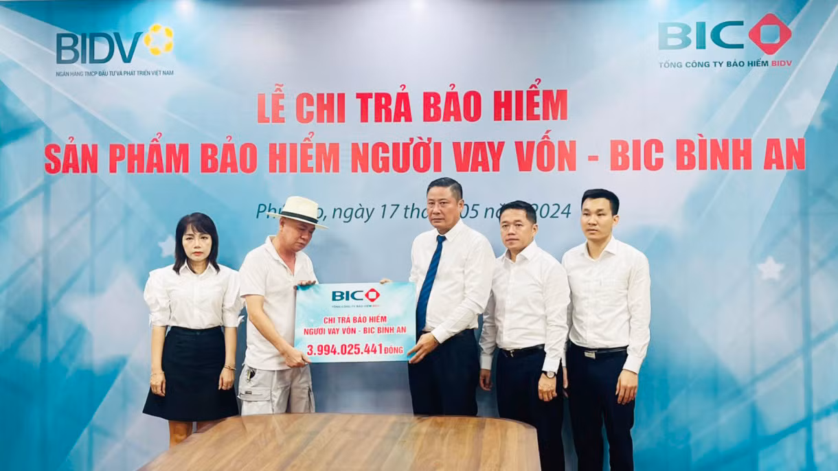 Dai dien lanh dao BIC va BIDV Phu Tho trao tien bao hiem cho khach hang.jpg