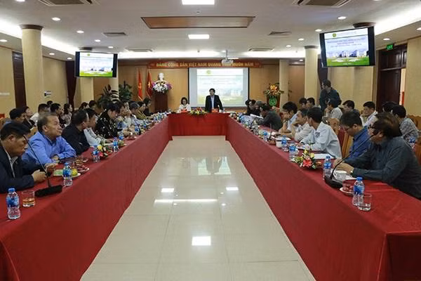 Phó Giáo sư, Tiến sĩ Lê Quốc Doanh (cựu sinh viên khóa 24 ngành Nông hóa – Thổ nhưỡng), nguyên Thứ trưởng Bộ Nông nghiệp và Phát triển Nông thôn làm việc với Học viện Nông nghiệp Việt Nam về đào tạo, nghiên cứu khoa học trong lĩnh vực Đất và Dinh dưỡng cây trồng.