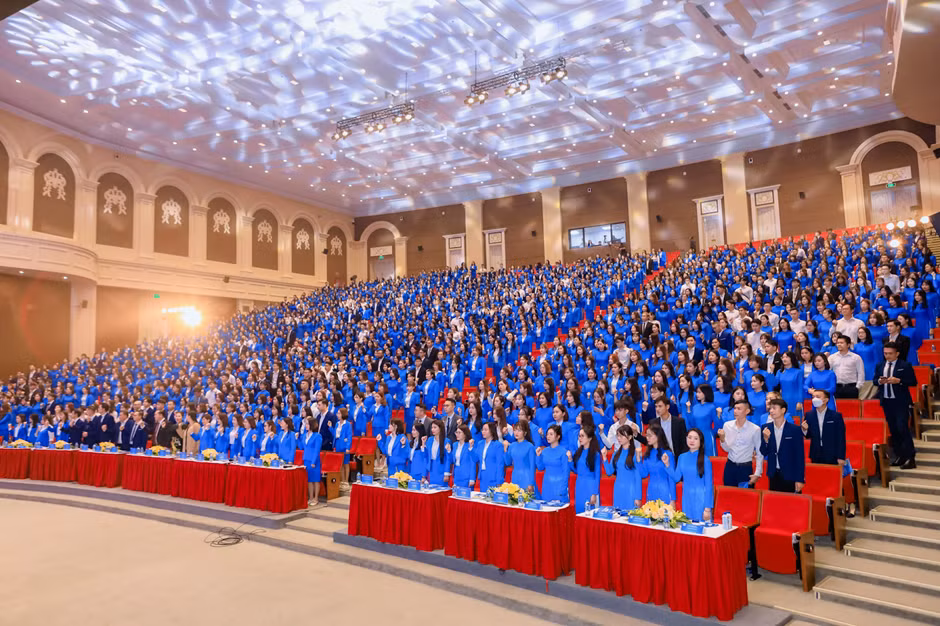 Hội trường tại Trường Đại học VinUniversity được phủ xanh với hơn 2.000 cán bộ, nhân viên Ocean Edu.