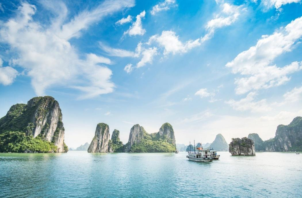 Vịnh Hạ Long là điểm đến không thể bỏ qua khi khám phá Quảng Ninh.