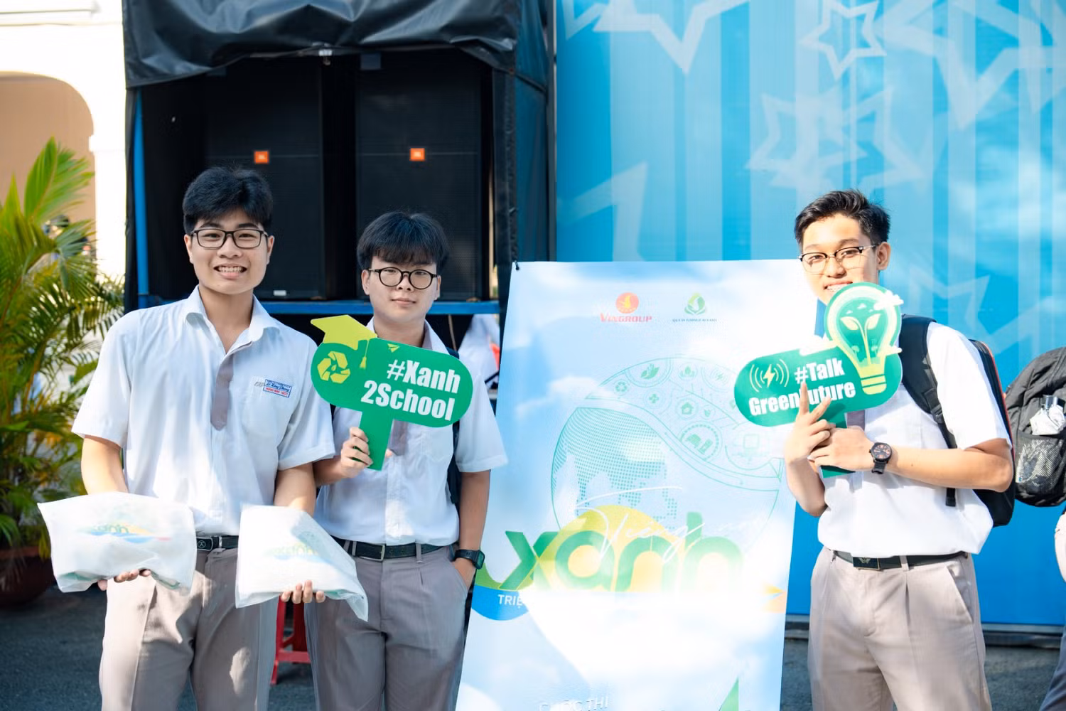 Học sinh Trường Trung học phổ thông Chuyên Lê Hồng Phong (Thành phố Hồ Chí Minh) hào hứng chụp ảnh cùng standee và các món quà của cuộc thi “Tiếng nói Xanh”. Học sinh Trường Trung học phổ thông Chuyên Lê Hồng Phong (Thành phố Hồ Chí Minh) hào hứng chụp ảnh cùng standee và các món quà của cuộc thi “Tiếng nói Xanh”.