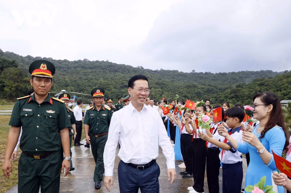 Chủ tịch nước Võ Văn Thưởng đến xã đảo Thổ Châu thăm hỏi, chúc Tết, tặng quà quân và dân xã đảo.