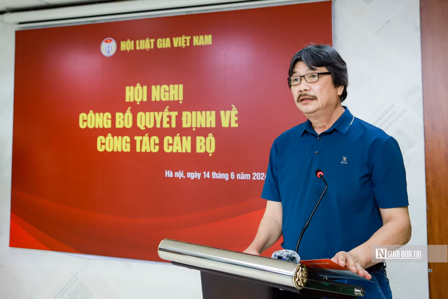 Ông Lương Mai Sao – Ủy viên Đảng đoàn, Ủy viên Ban Thường vụ, Trưởng Ban Tổ chức cán bộ Hội Luật gia Việt Nam đọc quyết định bổ nhiệm (Ảnh: Hữu Thắng).