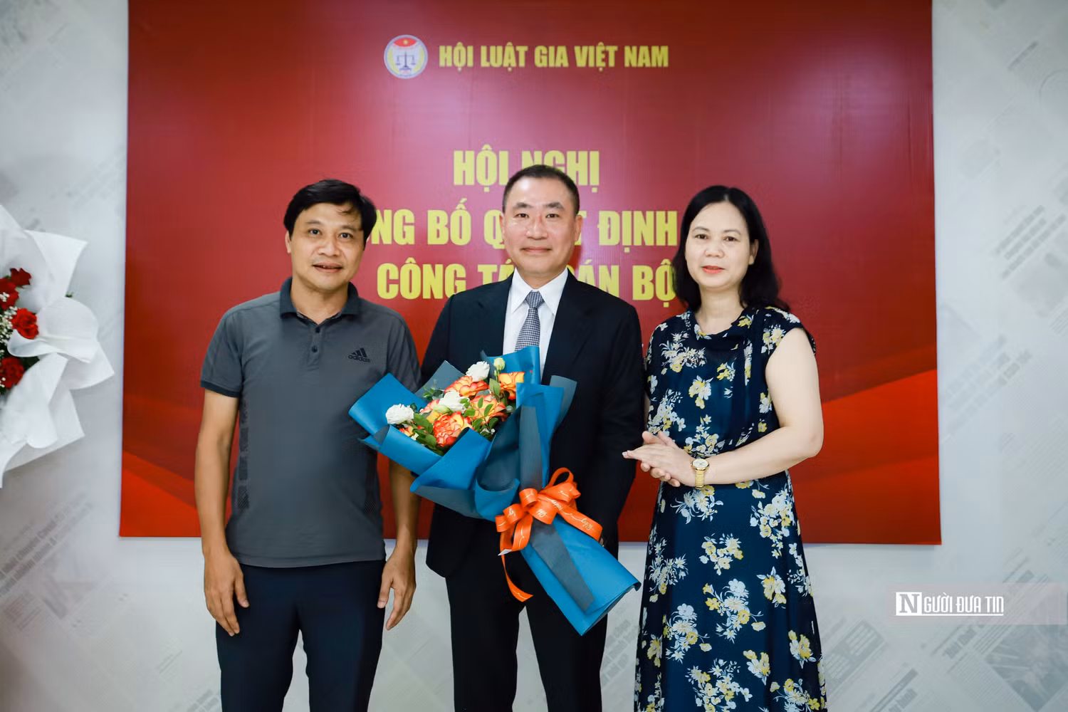 Ban biên tập Tạp chí Đời sống và Pháp luật tặng hoa chúc mừng tân Tổng biên tập Phạm Quốc Huy (Ảnh: Hữu Thắng).
