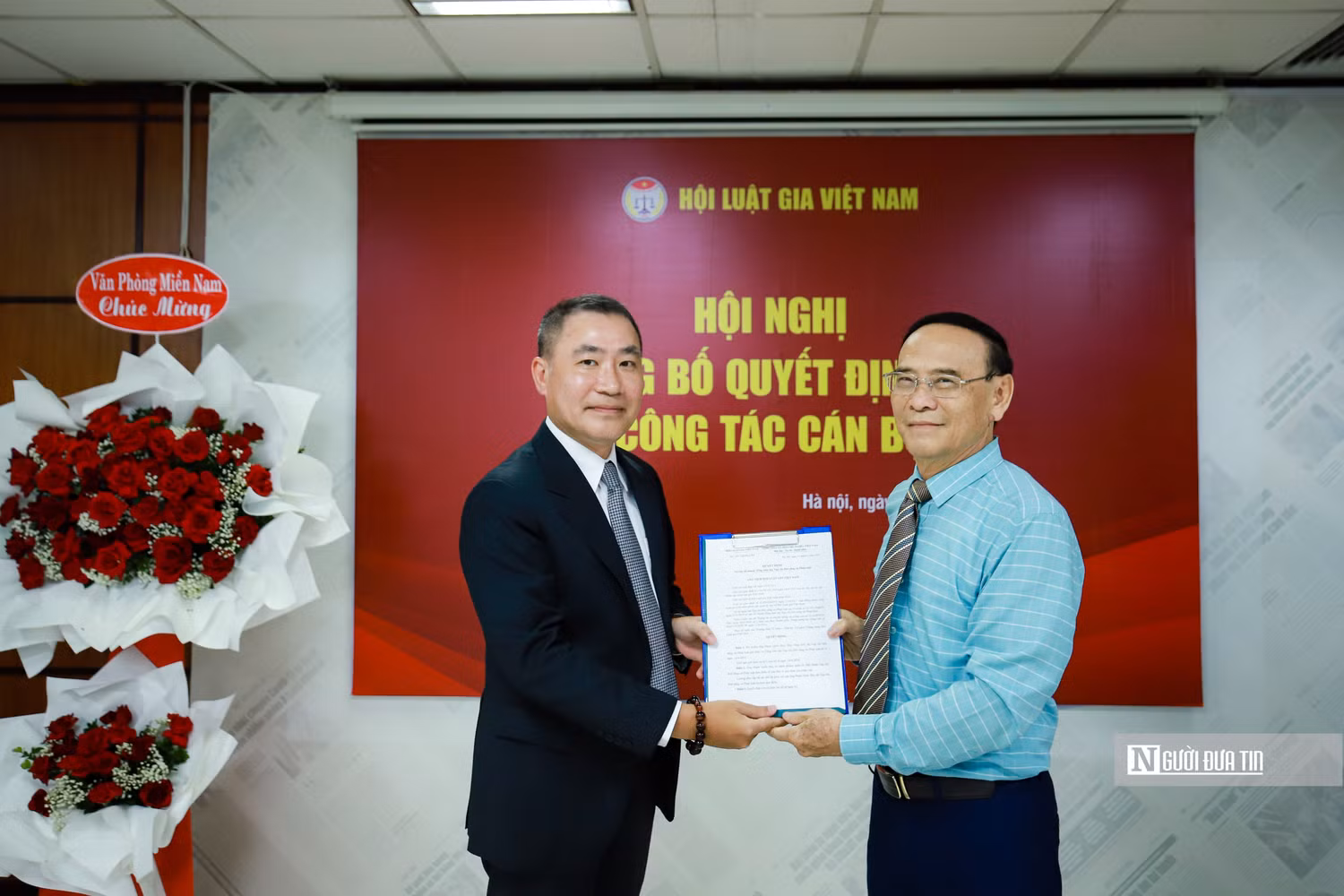 Tiến sĩ Nguyễn Văn Quyền trao quyết định bổ nhiệm Tổng biên tập Tạp chí Đời sống và Pháp luật cho ông Phạm Quốc Huy. (Ảnh: Hữu Thắng).