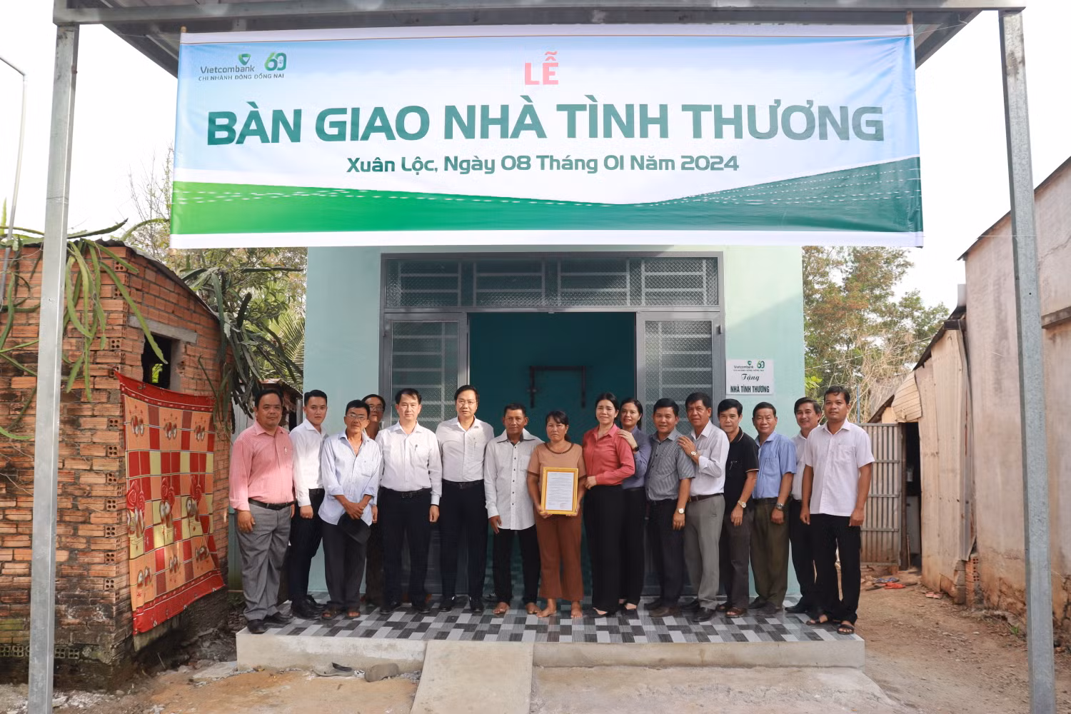 Đại diện Vietcombank cùng chính quyền địa phương bàn giao nhà tình thương cho hộ nghèo tại tỉnh Đồng Nai.