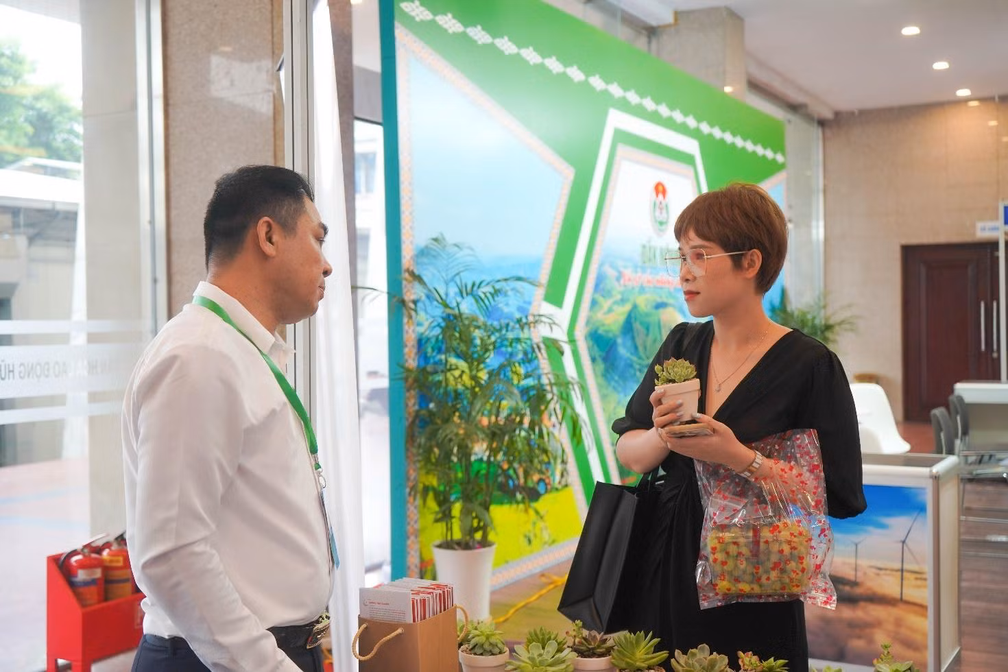 Gian hàng của TNPM nhận được sự hưởng ứng nhiệt tình của nhiều khách tham quan.