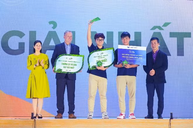 Đội Nấm Cao xuất sắc giành giải Nhất bảng tiếng Việt.