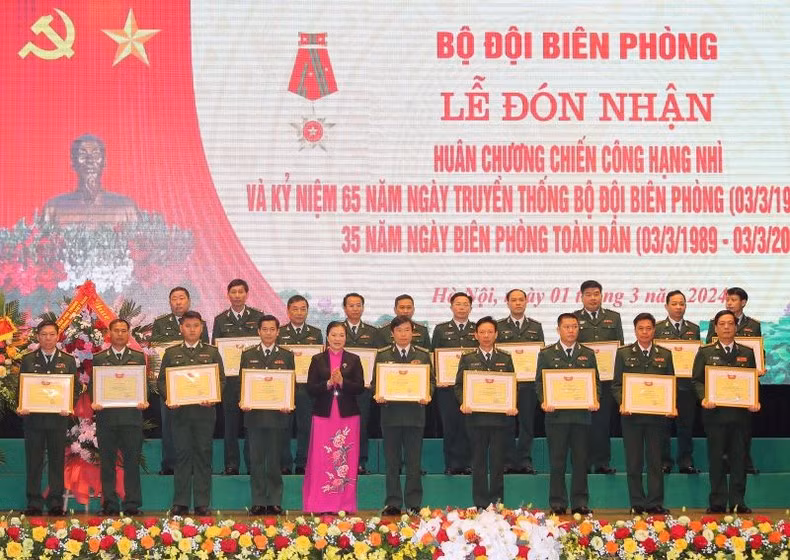 Phó Chủ tịch Ủy ban Trung ương Mặt trận Tổ quốc Việt Nam Trương Thị Ngọc Ánh trao Bằng khen của Mặt trận Tổ quốc Việt Nam tặng các tập thể, cá nhân Bộ đội Biên phòng.