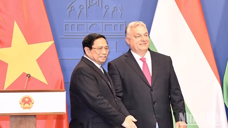 Thủ tướng Phạm Minh Chính và Thủ tướng Viktor Orbán bắt tay sau khi kết thúc họp báo.