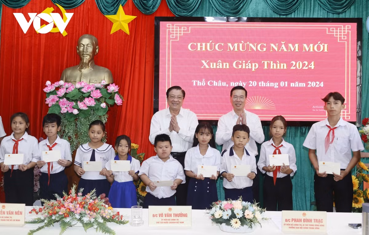 Chủ tịch nước Võ Văn Thưởng trao các phần quà tặng các em học sinh.