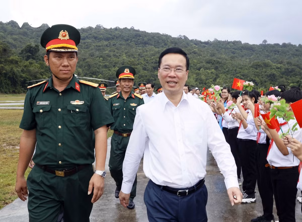 Chủ tịch nước Võ Văn Thưởng đến xã đảo Thổ Châu thăm hỏi, chúc Tết, tặng quà quân và dân xã đảo.