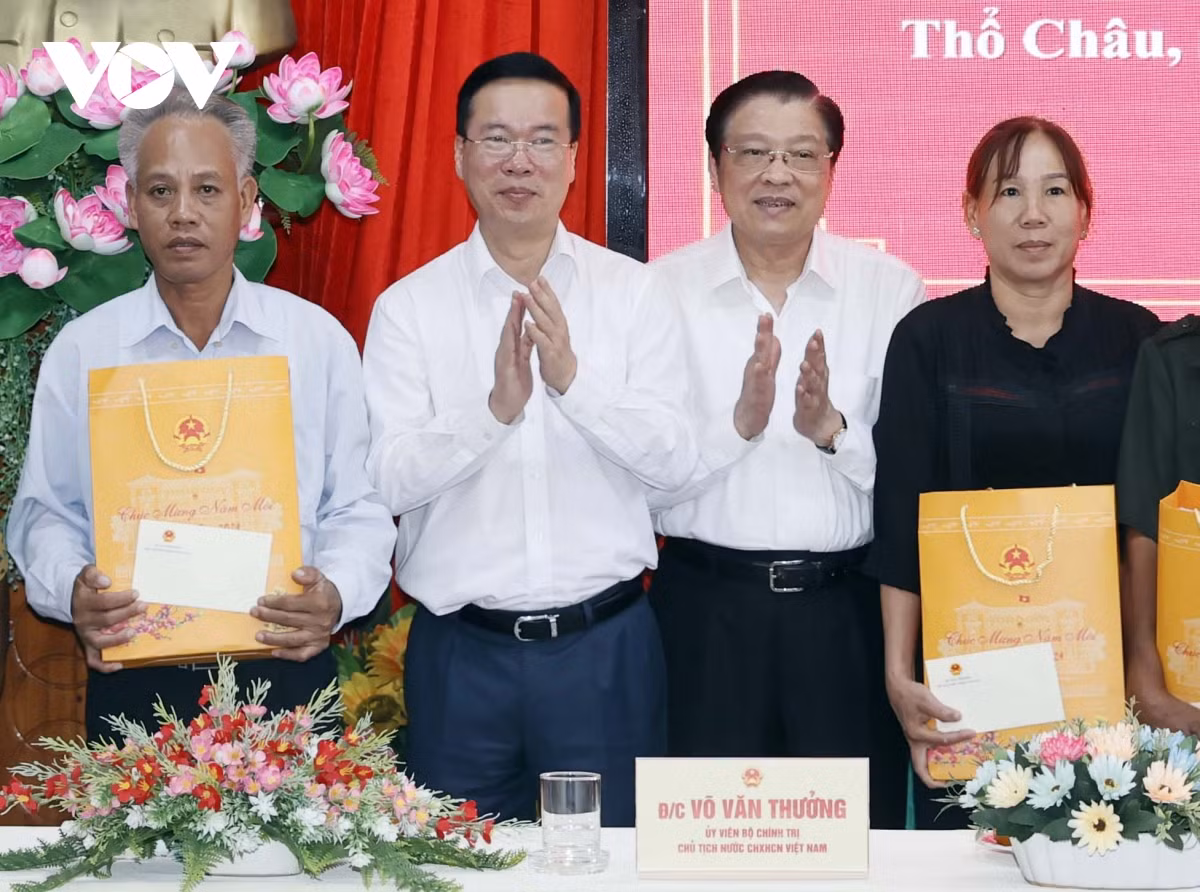 Chủ tịch nước Võ Văn Thưởng và các đồng chí lãnh đạo tham gia tặng quà quân và dân xã đảo Thổ Châu.