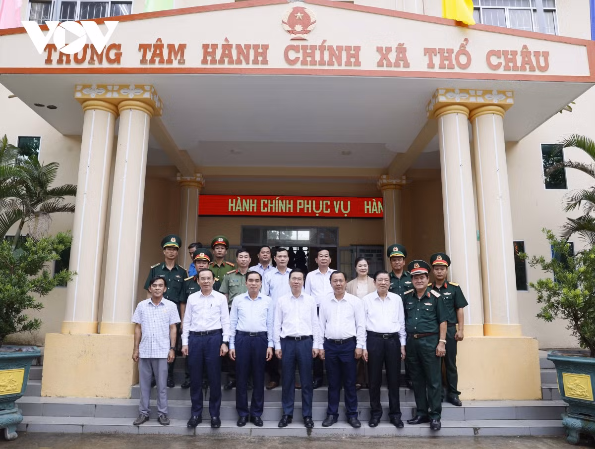 Chủ tịch nước Võ Văn Thưởng và đoàn công tác chụp ảnh cùng cán bộ xã Thổ Châu, cán bộ chiến sĩ trên đảo.