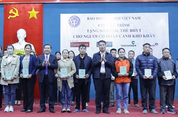 Tổng Giám đốc Bảo hiểm xã hội Việt Nam Nguyễn Thế Mạnh cùng lãnh đạo Ủy ban nhân dân huyện Mai Châu và đại diện các nhà tài trợ đã trao tặng 190 thẻ bảo hiểm y tế và 30 sổ bảo hiểm xã hội đến người dân có hoàn cảnh khó khăn.