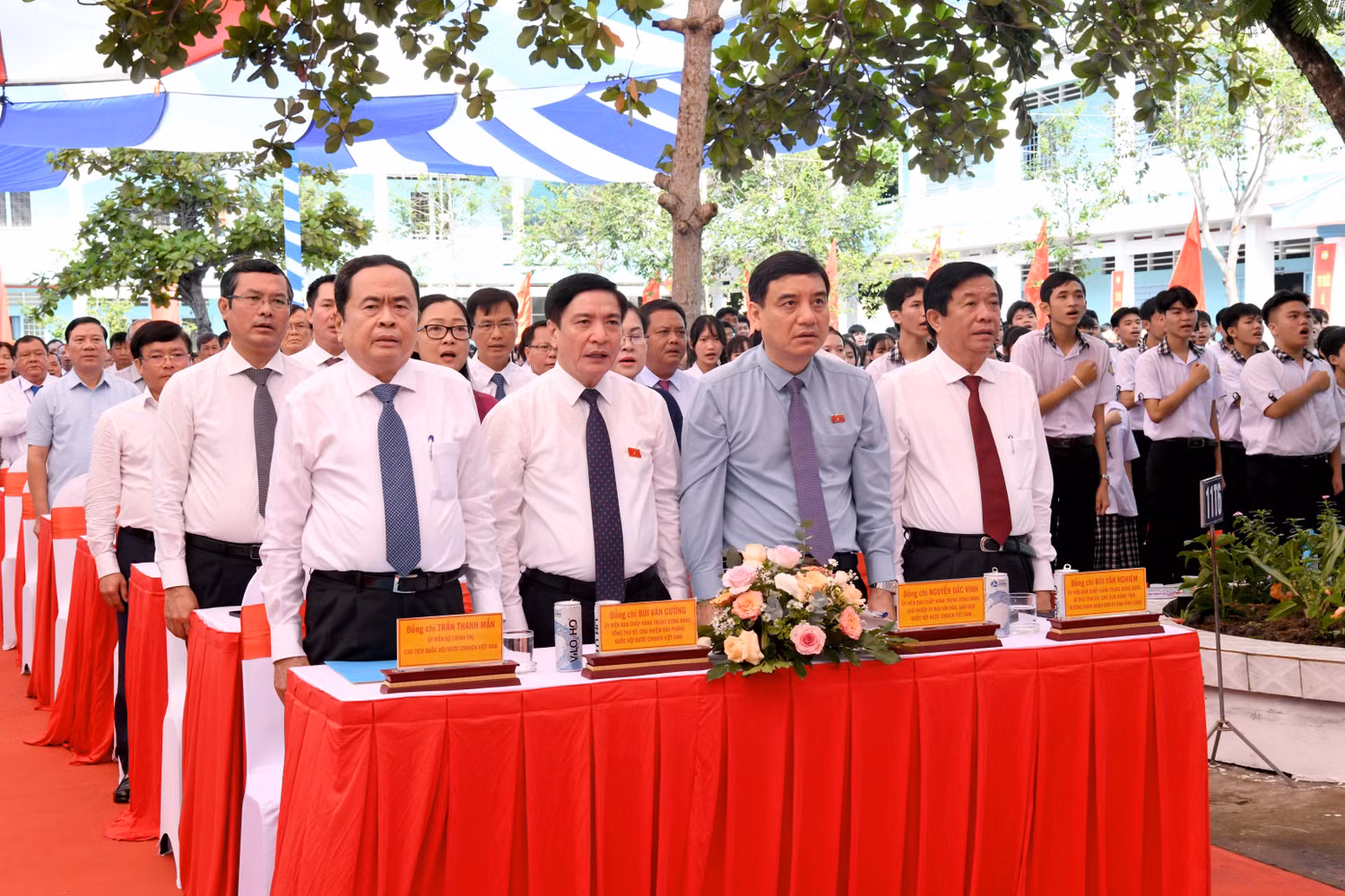 Chủ tịch Quốc hội Trần Thanh Mẫn và các đại biểu, học sinh Trường Trung học phổ thông Phạm Hùng thực hiện nghi thức chào cờ. Ảnh: Lâm Hiển
