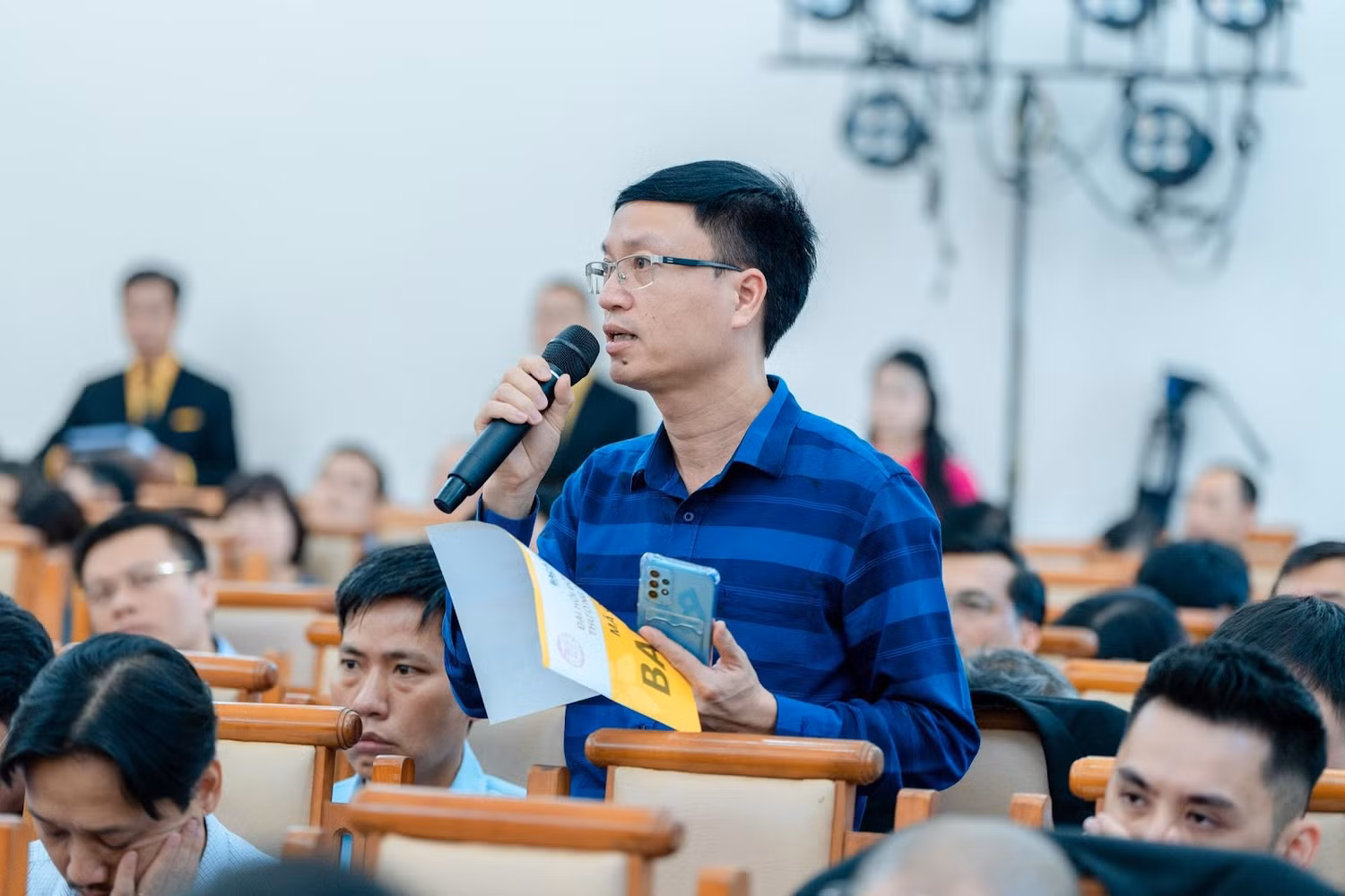 Các cổ đông thảo luận tại Đại hội đồng cổ đông thường niên 2024.