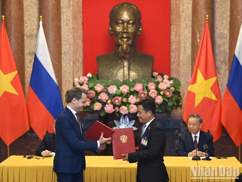 Chủ tịch nước Tô Lâm và Tổng thống Liên bang Nga Vladimir Putin chứng kiến lễ trao Thỏa thuận hợp tác giữa Đại học Quốc gia Hà Nội và Đại học Tổng hợp liên bang Viễn Đông (FEFU).